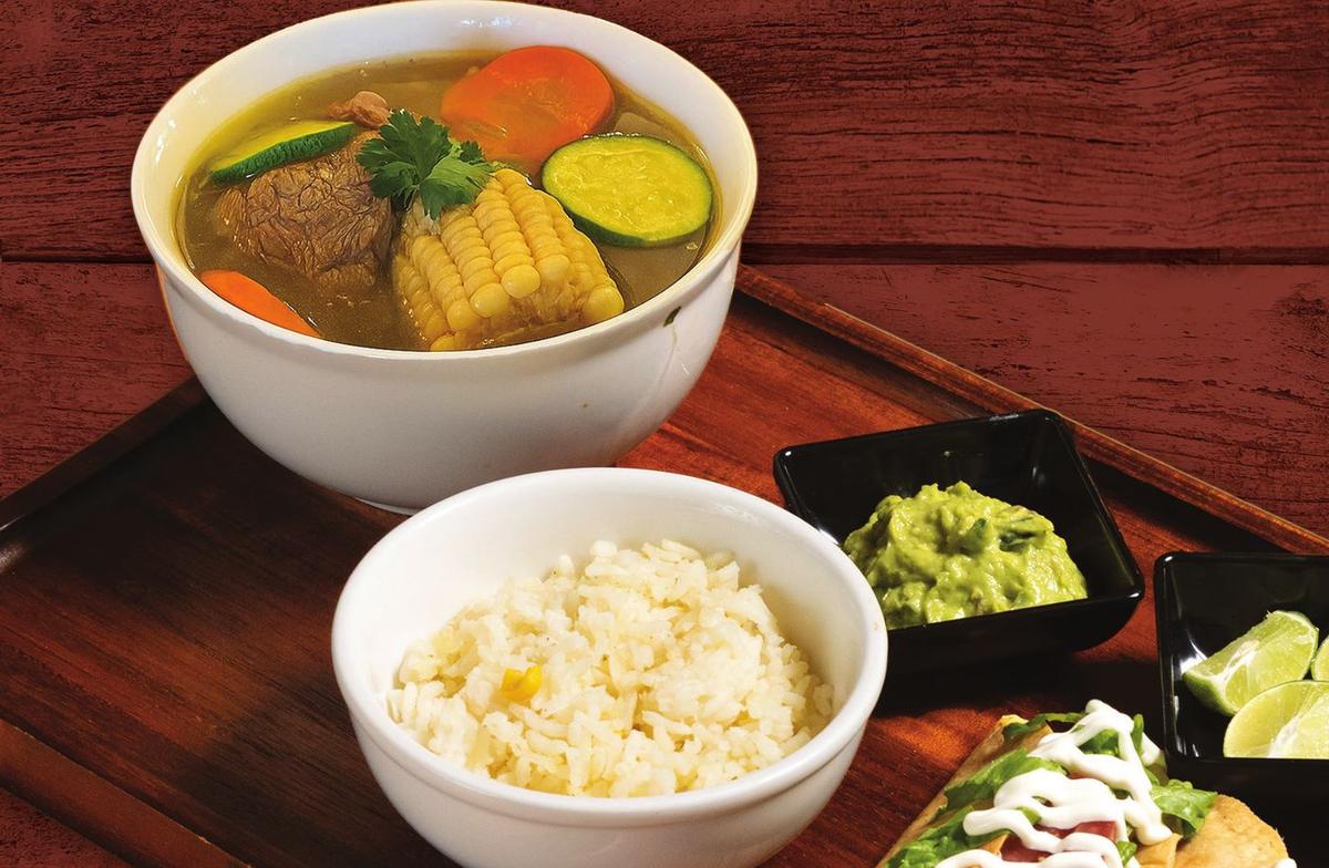 Caldo de res completo con arroz, guacamole y tacos de papa